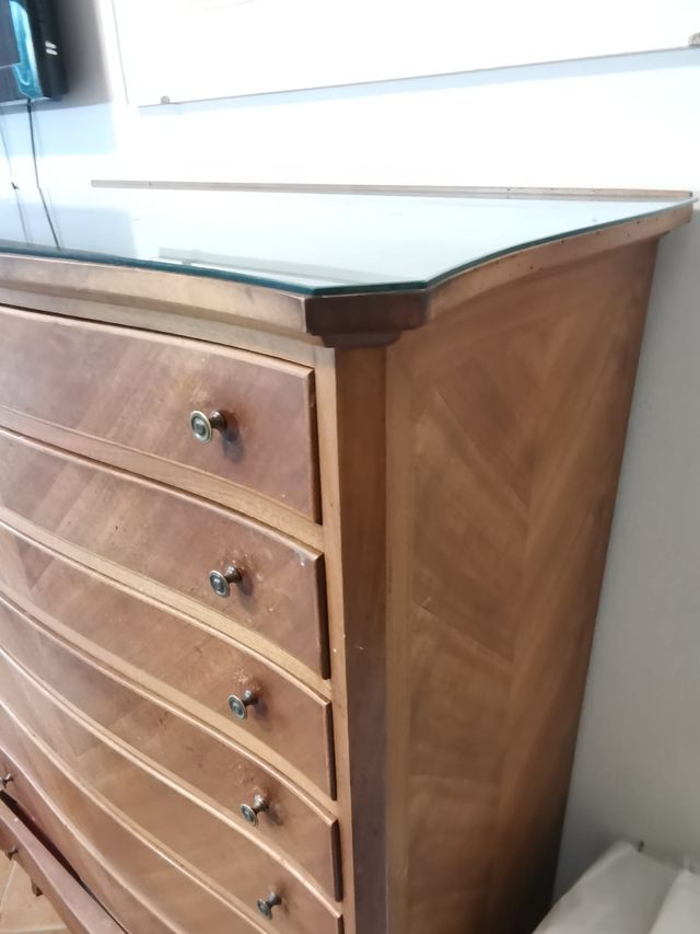 Cassettiera in legno con piano in vetro