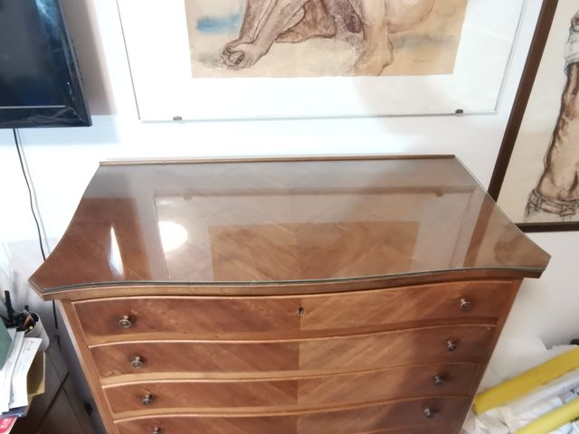 Cassettiera in legno con piano in vetro