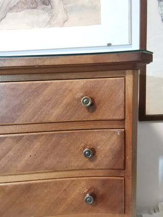 Cassettiera in legno con piano in vetro