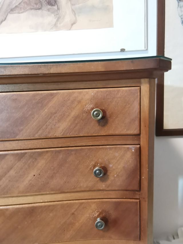 Cassettiera in legno con piano in vetro