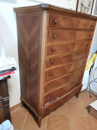 Cassettiera in legno con piano in vetro