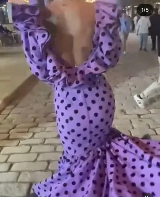 morado con lunares, Espalda descubierta,