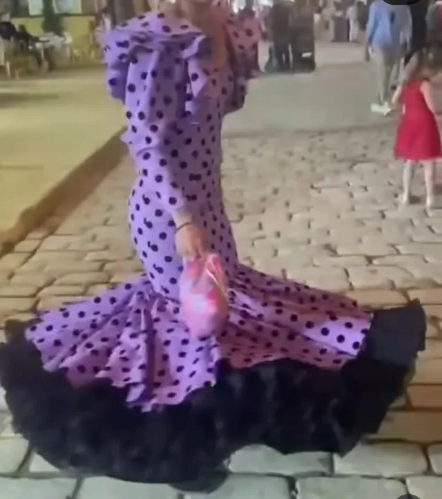 morado con lunares, Espalda descubierta,