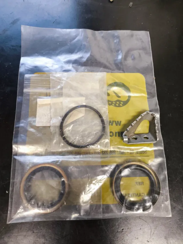 Retén eje primario KTM 250 y puntera de freno