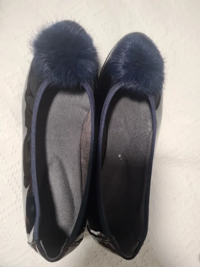 Zapatos negros de charol con pompon azul