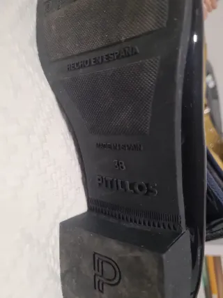 Zapatos negros de charol con pompon azul