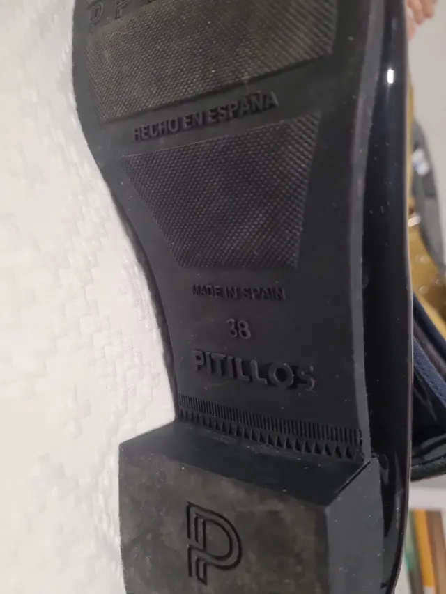 Zapatos negros de charol con pompon azul