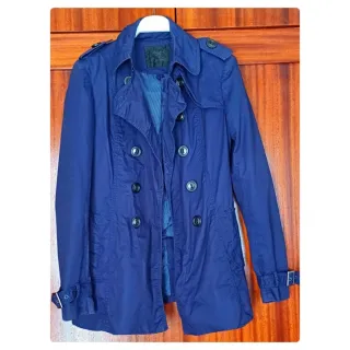 Gabardina Stradivarius azul marino Talla S