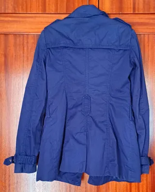Gabardina Stradivarius azul marino Talla S