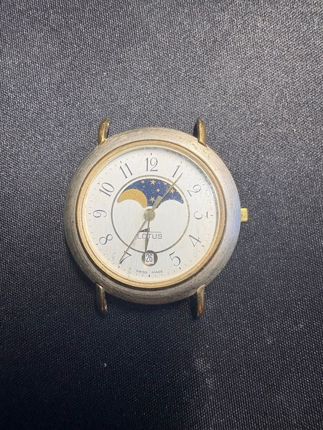 Reloj Lotus con fecha y fase lunar