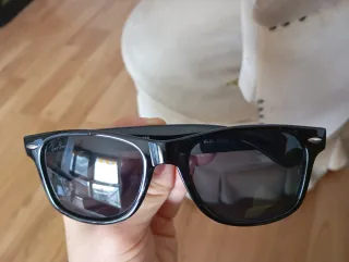 Gafas de sol Ray-Ban negras.