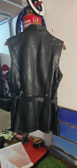 Chaleco de cuero negro vintage