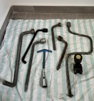 Lote C-1 Herramientas para coche: llaves y palanca