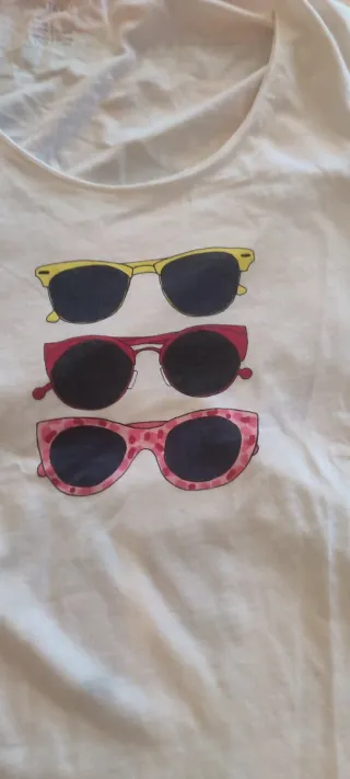Camiseta blanca con estampado de gafas