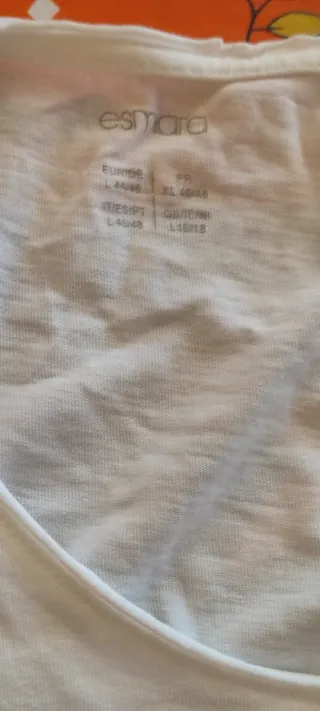 Camiseta blanca con estampado de gafas