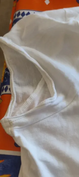 Camiseta blanca con estampado de gafas