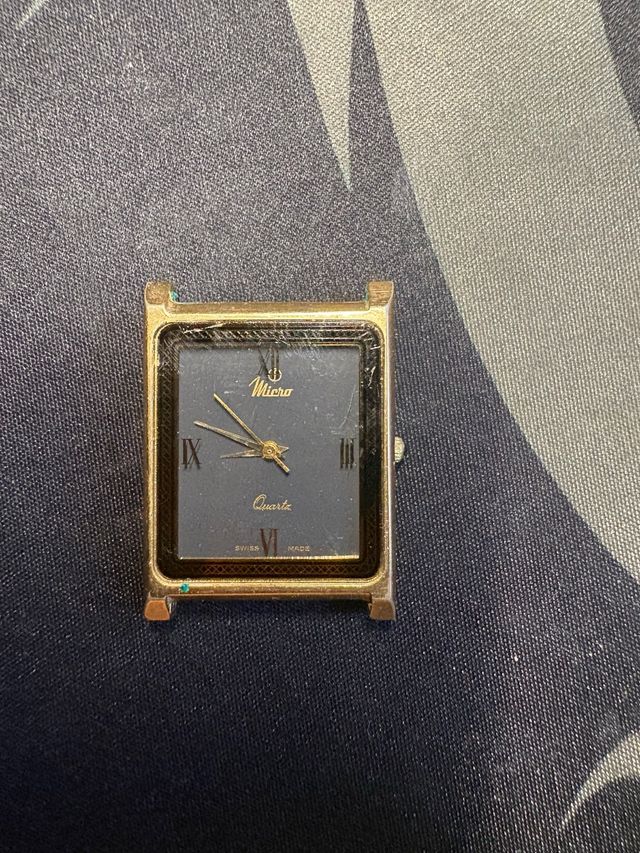 Reloj Micro Quartz Dorado