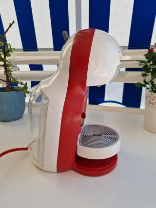 Cafetera Dolce Gusto Roja y Blanca