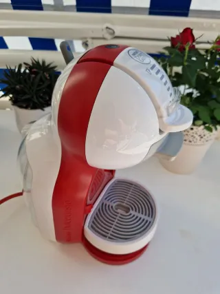 Cafetera Dolce Gusto Roja y Blanca