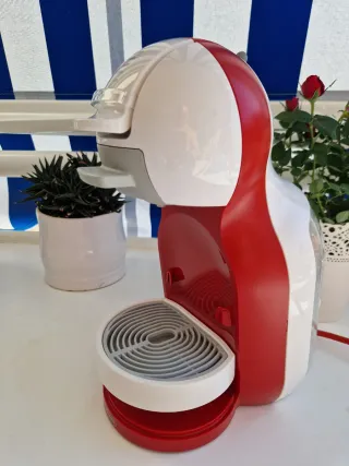 Cafetera Dolce Gusto Roja y Blanca