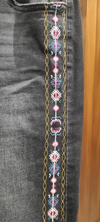 Pantalones Desigual grises con bordado