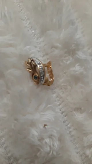 Pendientes chapados en oro con zirconitas.