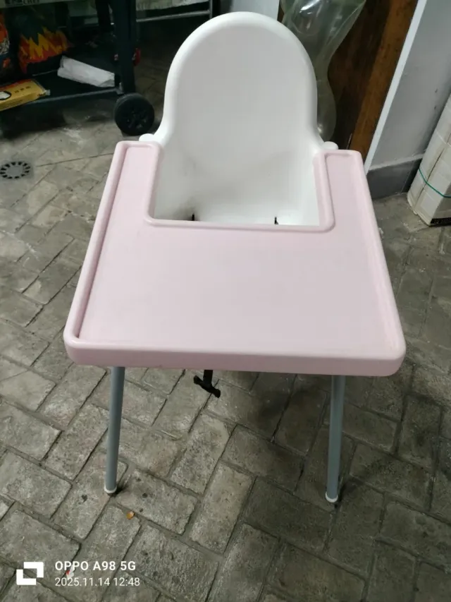 Trona IKEA rosa y blanca