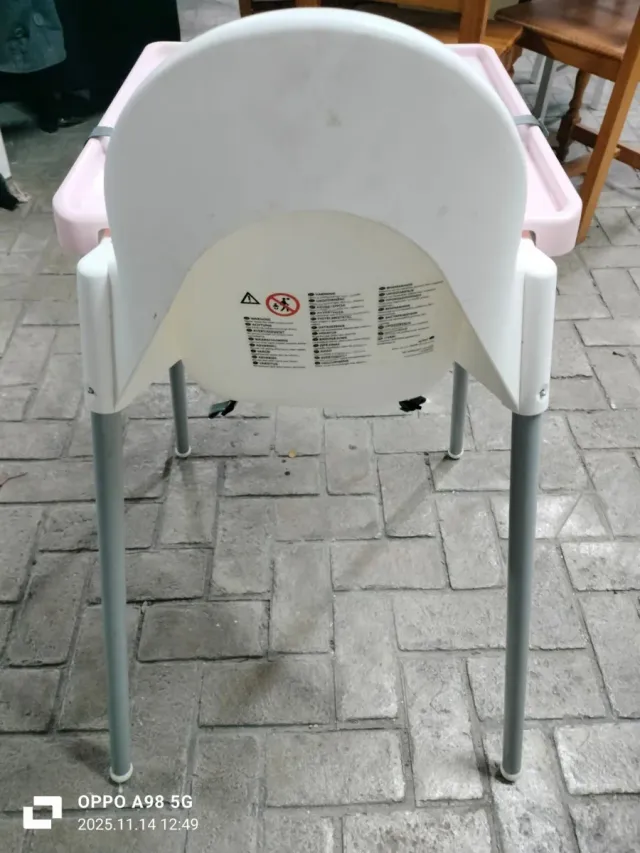 Trona IKEA rosa y blanca