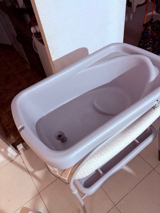 Cambiador de bebé con bañera