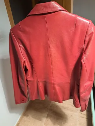 Chaqueta de cuero roja