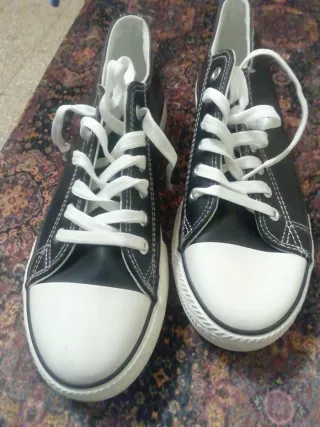 Zapatillas deportivas negras y blancas