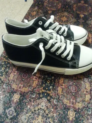 Zapatillas deportivas negras y blancas