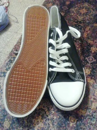 Zapatillas deportivas negras y blancas