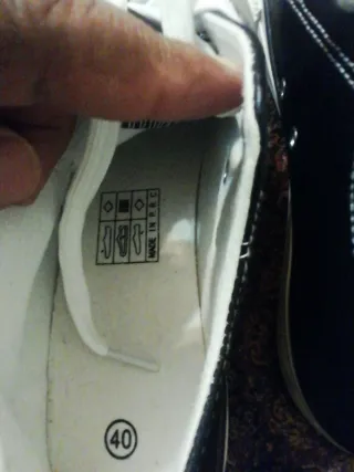 Zapatillas deportivas negras y blancas