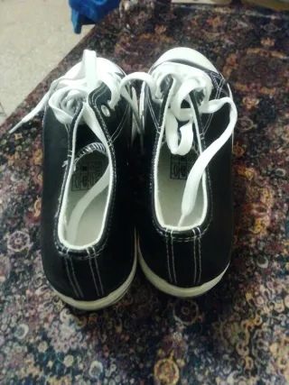 Zapatillas deportivas negras y blancas