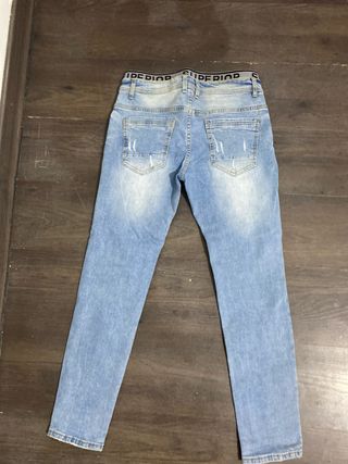 Pantalón vaquero hombre desgastado