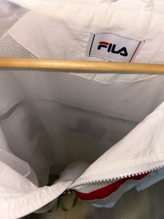 Chaqueta Fila Vintage Blanca, roja y azul.