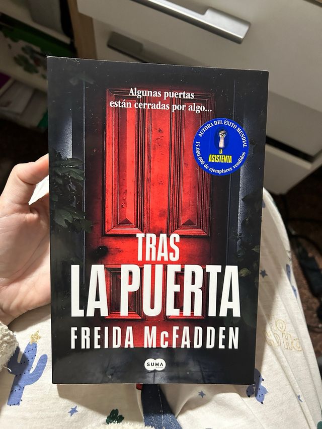 Tras la puerta libro