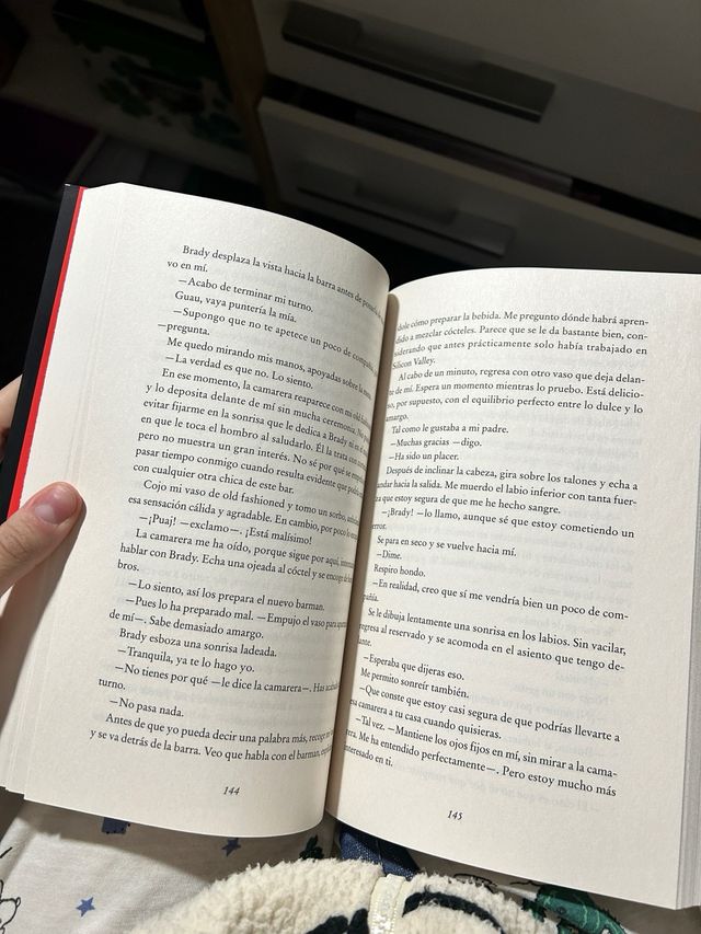 Tras la puerta libro