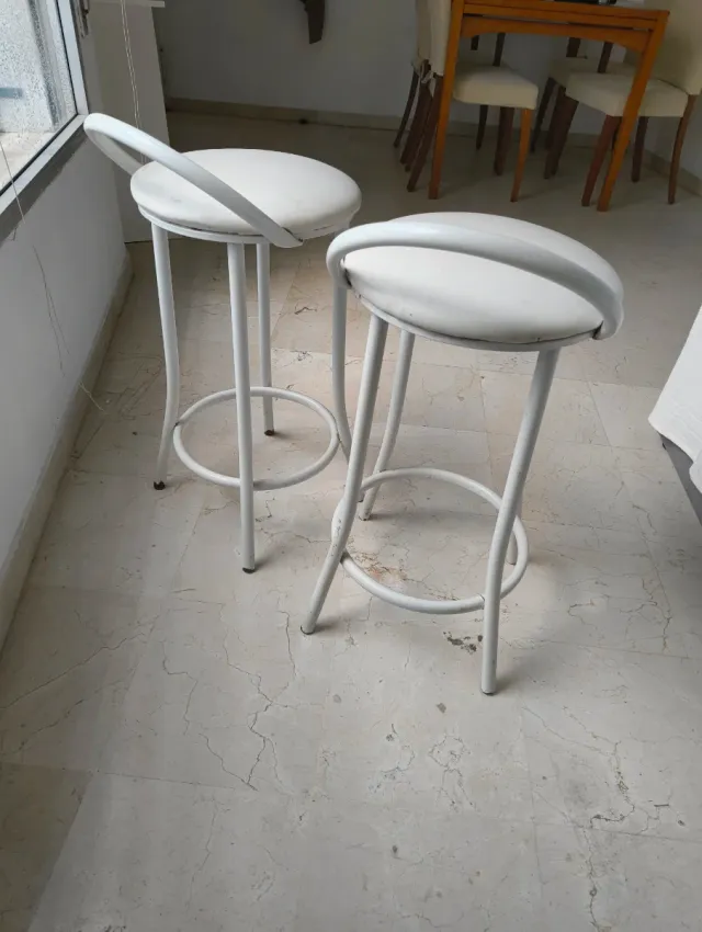 Set di 2 sgabelli bianchi
