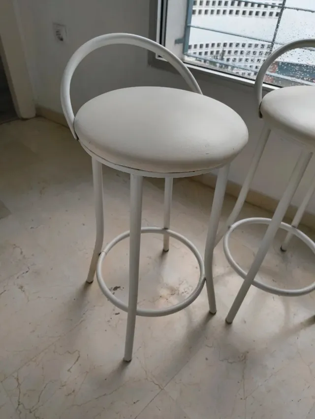 Set di 2 sgabelli bianchi
