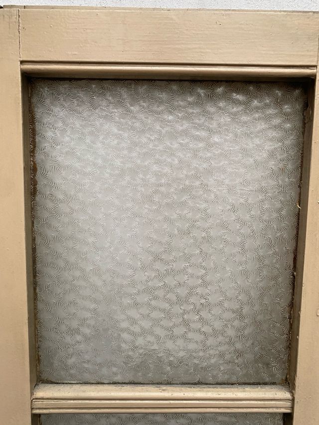 Ventana antigua interior con vidrio texturizado