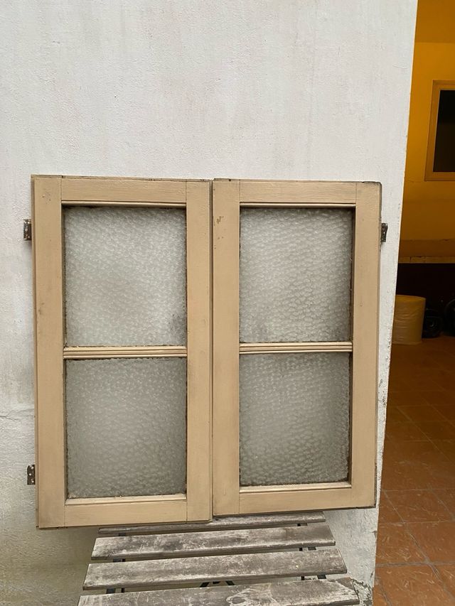 Ventana antigua interior con vidrio texturizado