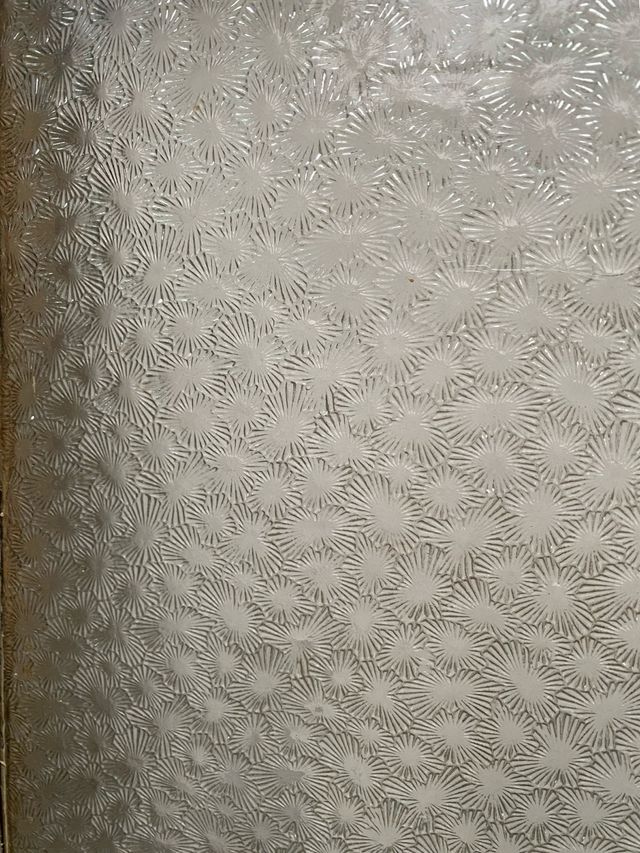 Ventana antigua interior con vidrio texturizado