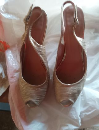 Zapatos de tacón dorados talla 41