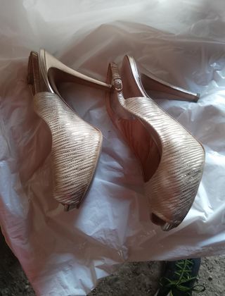 Zapatos de tacón dorados talla 41
