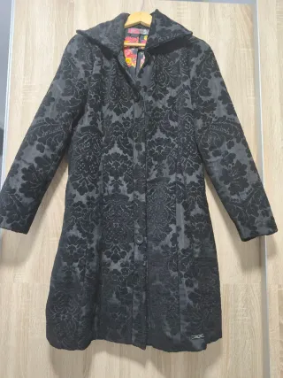 Abrigo Desigual negro estampado talla 42