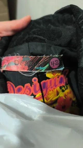 Abrigo Desigual negro estampado talla 42