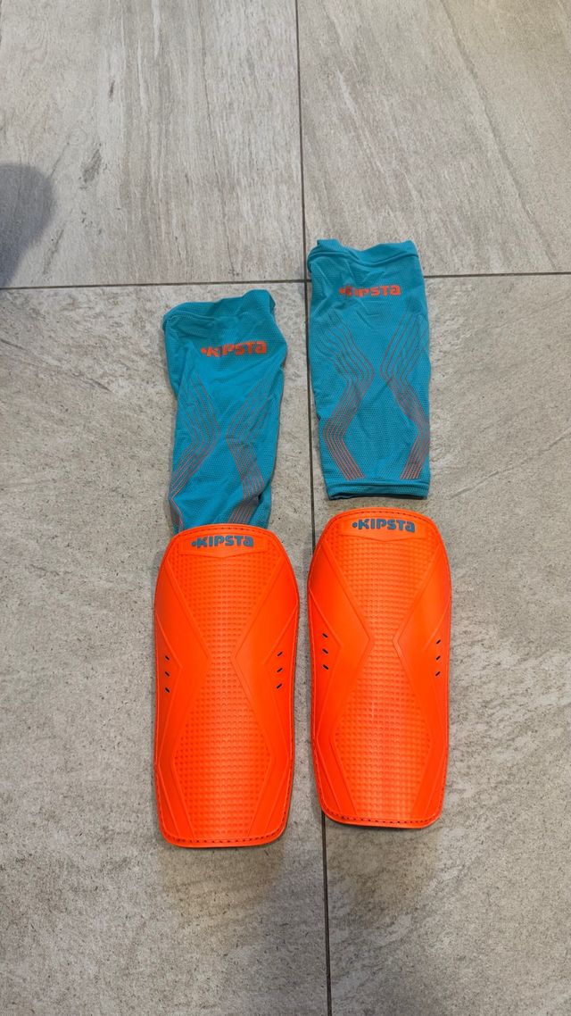 Espinilleras Kipsta Naranja y Azul