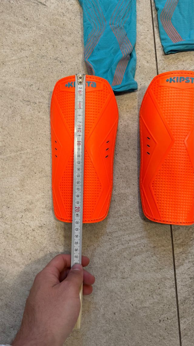 Espinilleras Kipsta Naranja y Azul